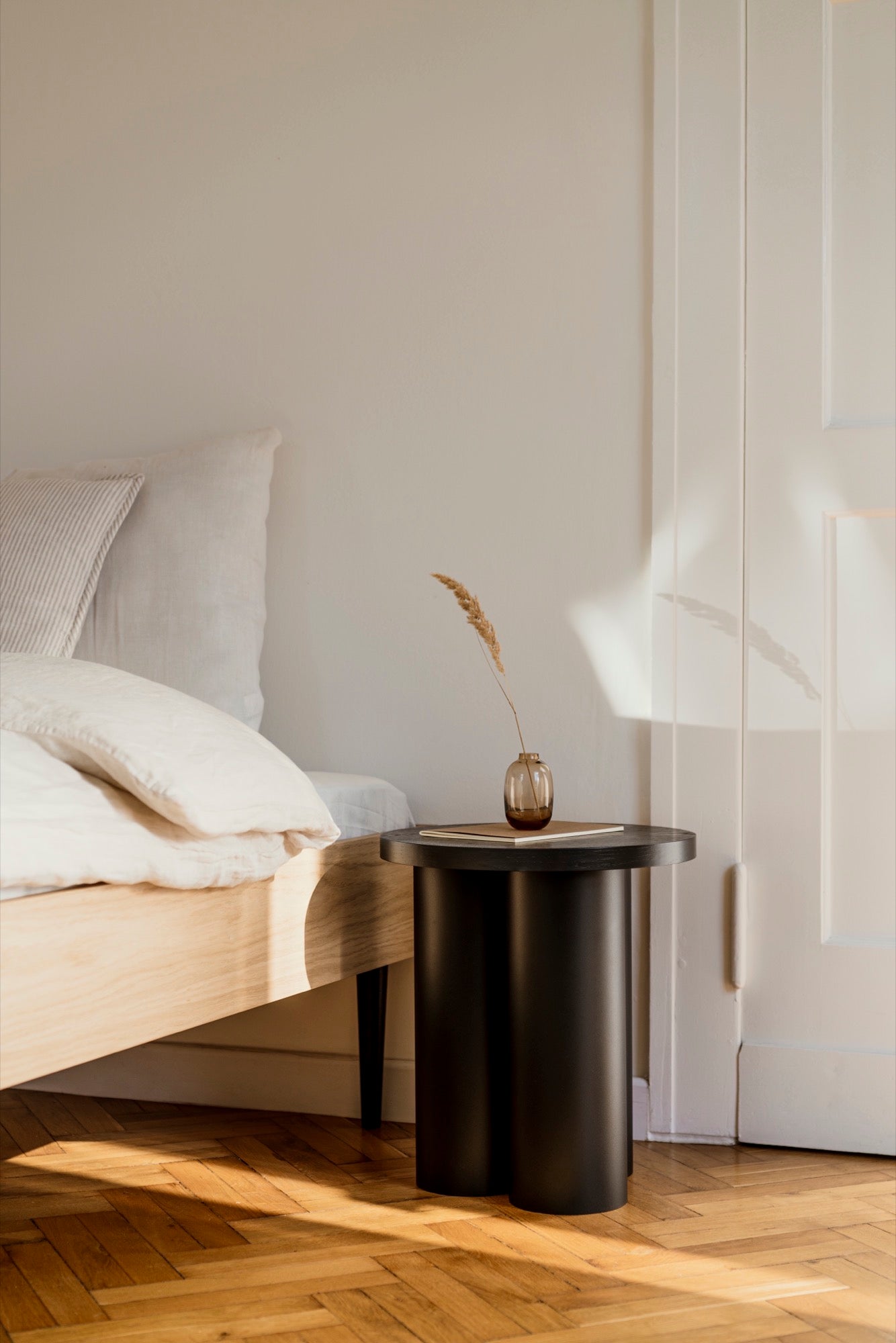 Sleep in style with our modern bedroom furniture designed to elevate your space and enhance your rest. Get inspired by cozy and aesthetic bedroom ideas featuring beds with headboards, bedside tables, benches, ambient lighting, and more.