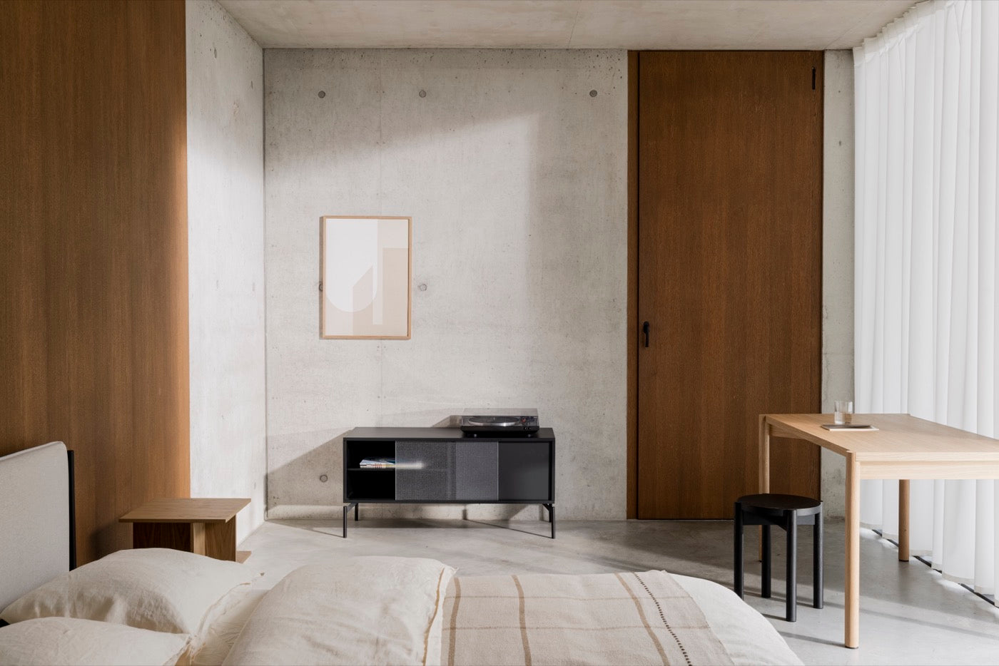 Sleep in style with our modern bedroom furniture designed to elevate your space and enhance your rest. Get inspired by cozy and aesthetic bedroom ideas featuring beds with headboards, bedside tables, benches, ambient lighting, and more.