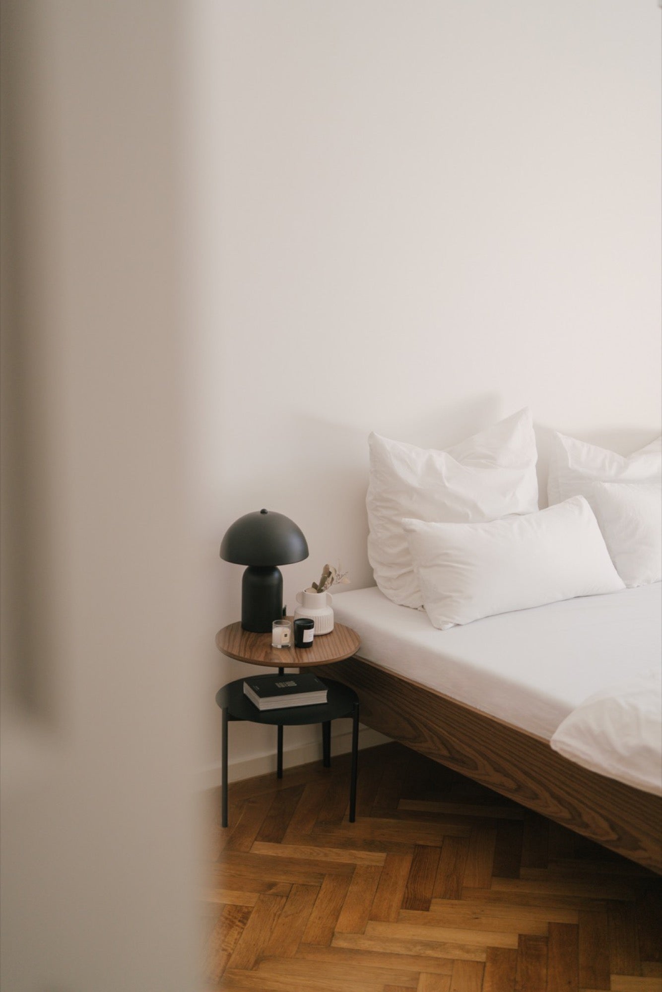 Sleep in style with our modern bedroom furniture designed to elevate your space and enhance your rest. Get inspired by cozy and aesthetic bedroom ideas featuring beds with headboards, bedside tables, benches, ambient lighting, and more.