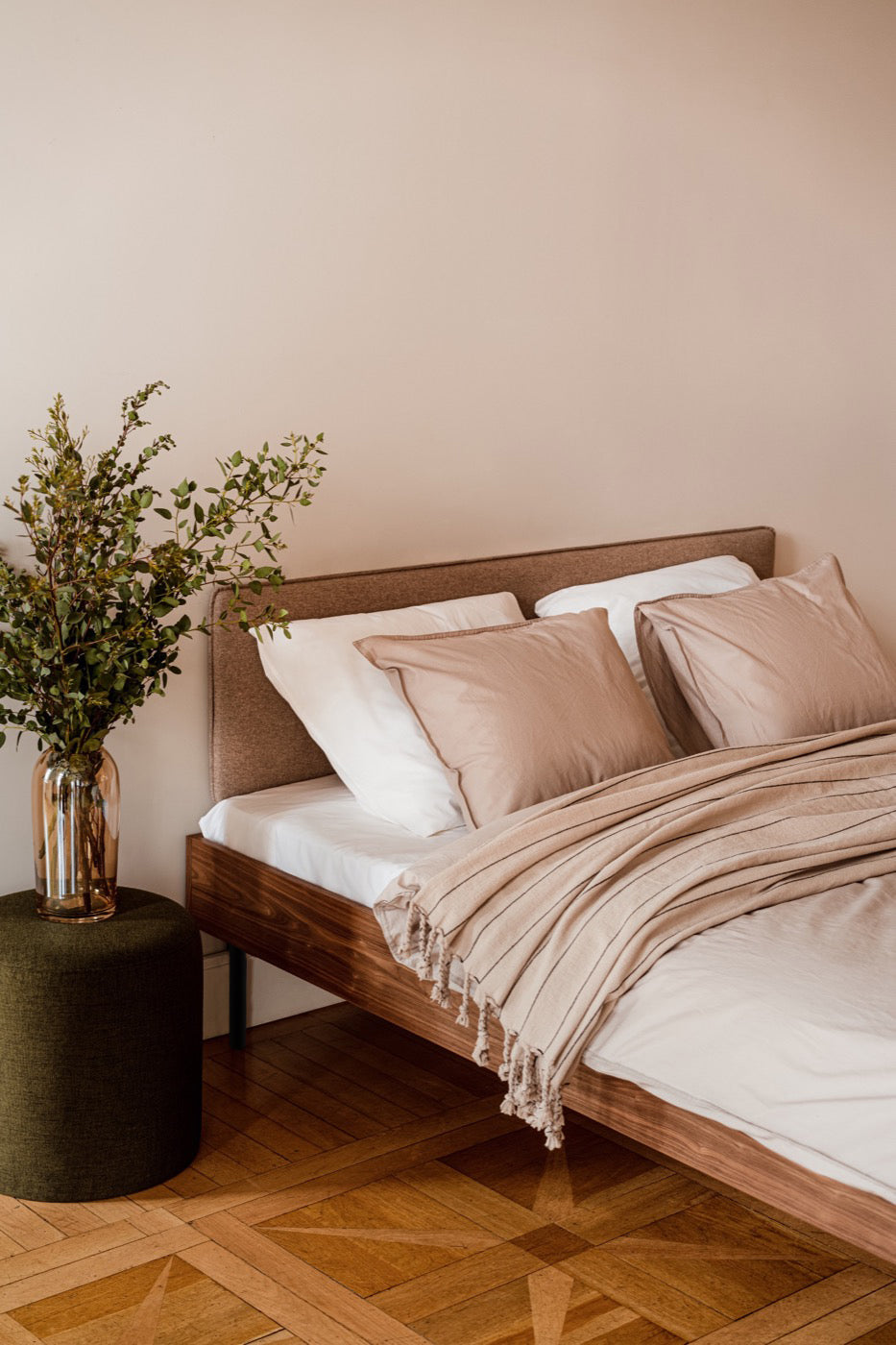 Sleep in style with our modern bedroom furniture designed to elevate your space and enhance your rest. Get inspired by cozy and aesthetic bedroom ideas featuring beds with headboards, bedside tables, benches, ambient lighting, and more.