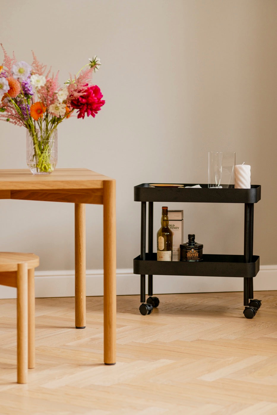 From intimate dinners to lavish feasts, modern dining room inspiration is just a few clicks away. Browse round & rectangular tables, benches, chairs, bar trolleys, and bar stools for japandi or minimalist spaces. Suitable for small and spacious homes.