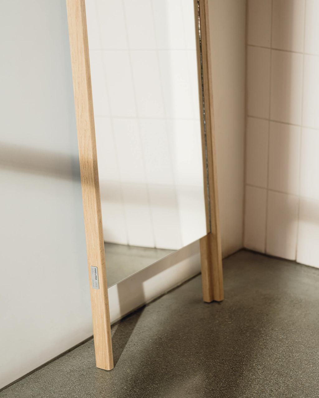 Lun Leaning Mirror